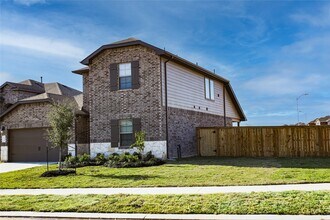 Building Photo - 5615 Cedar Cres Ct