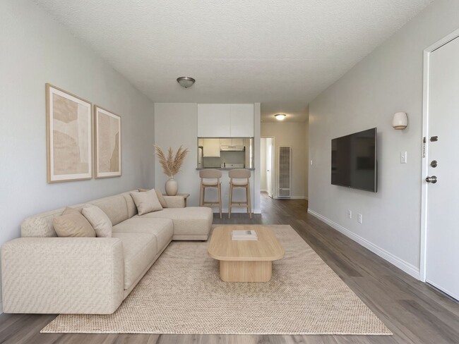 8240 Whitsett Ave