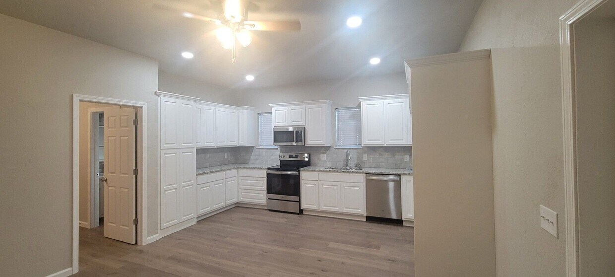 Foto del edificio - Brand New Garage Apartment!