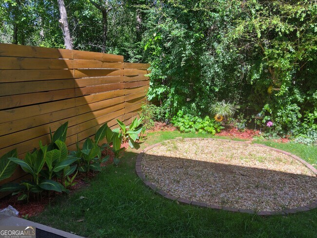 Foto del edificio - 4327 Village Square Ln