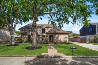 Building Photo - 3223 Country Club Blvd