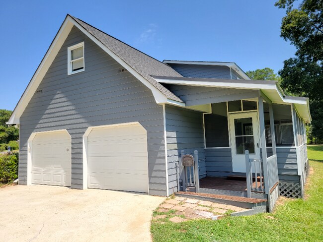 Building Photo - 303 Pineview Rd