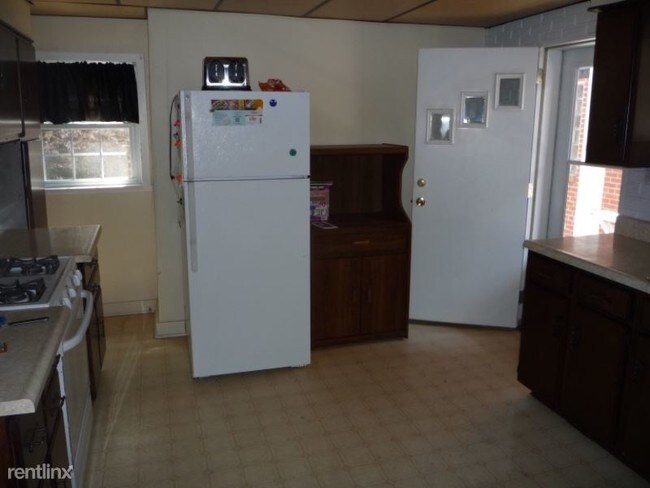 Building Photo - 4 br, 2 bath Apartment - 182 Pius St