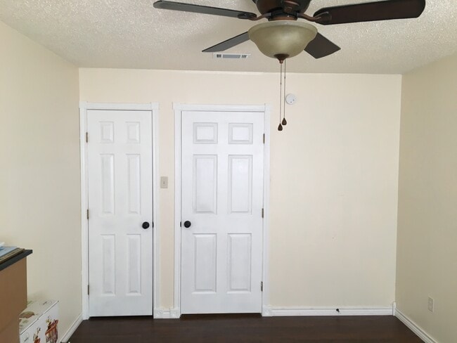Building Photo - 3215 Ellen Dr