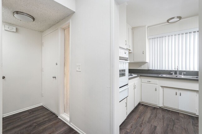 Interior Photo - 3131 Montrose Ave