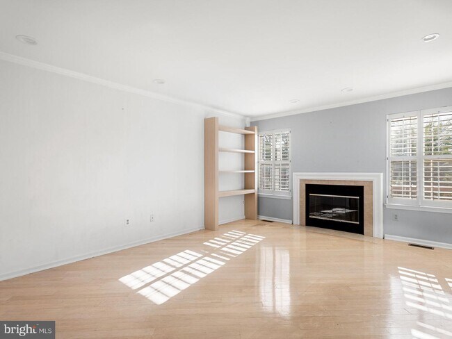 Building Photo - 211 Canterbury Ct