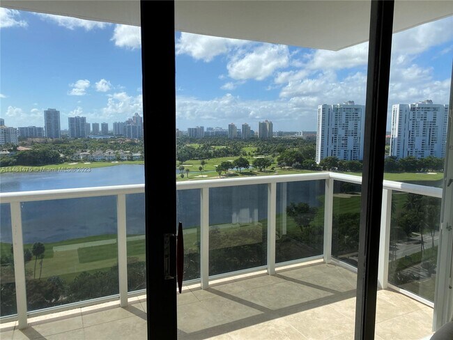 Foto del edificio - 3675 N Country Club Dr