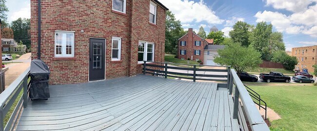 Building Photo - Gorgeous Curb Appeal! 3 Bed 2.5 Bath House in a walkable neighborhood!