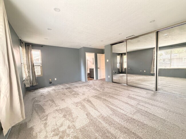Building Photo - Beautiful Bay Ridge Cul-de-Sac Townhome