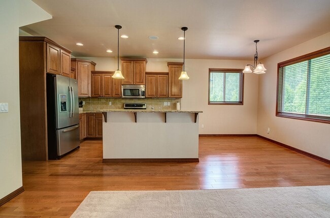 Building Photo - 5565 Old Settler Dr