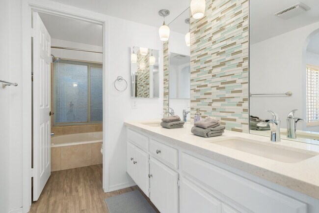 Master ensuite bathroom with tub - 44329 Venice Ct