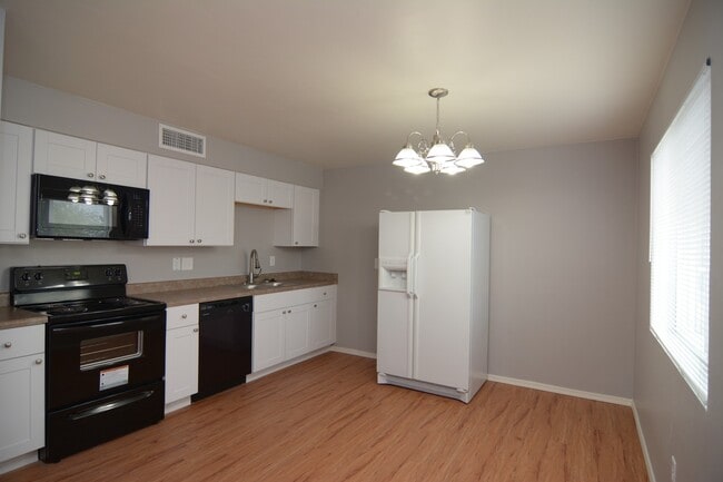 Foto del edificio - Remodeled 2 Bedroom 1 Bath Townhouse! Grea...