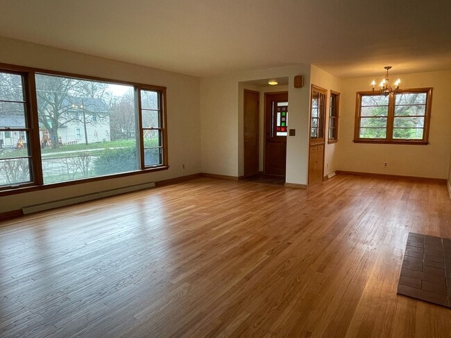 Building Photo - Hartland Single Family Ranch Home, 3 Bed, 1.5 Bath, Attached Garage
