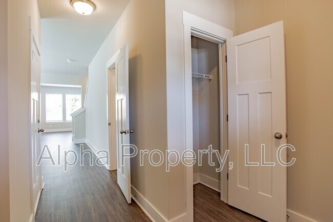 Building Photo - 385 Hague Dr