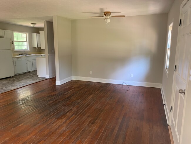 Building Photo - 2 Bedrooms, 1 Bathroom - Armuchee Housee