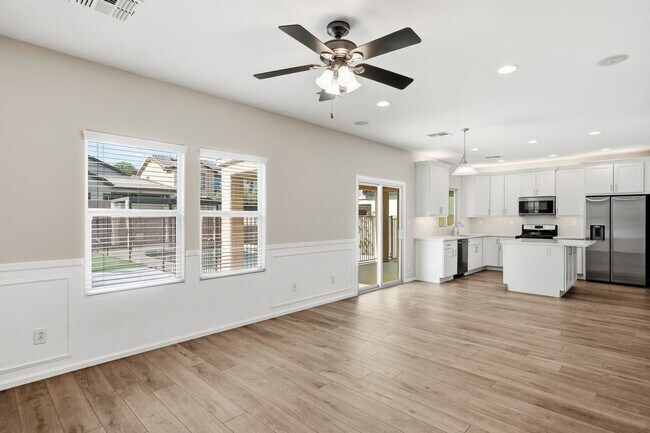 Foto del edificio - Spacious 4 Bedroom 2 Bath In Peoria with Pool and Sports Court