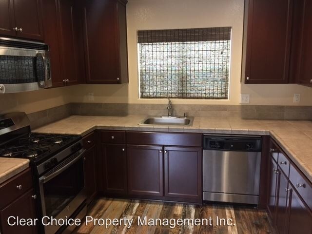 Building Photo - 572 River Oaks Dr
