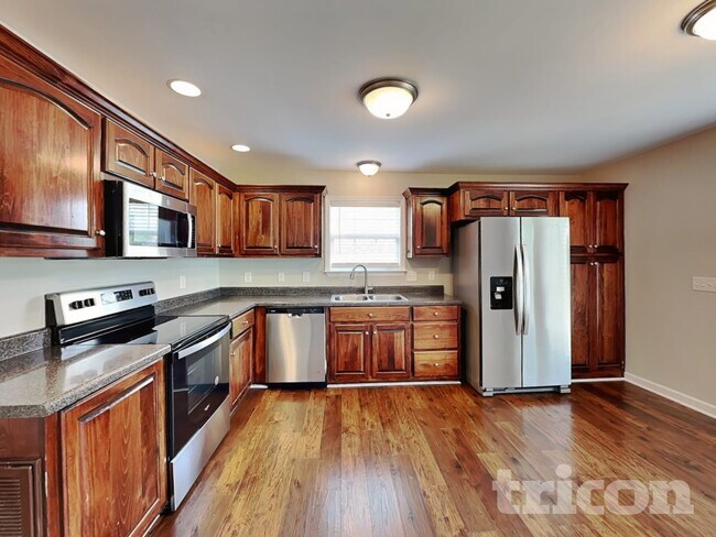 Building Photo - 703 Maple Ct