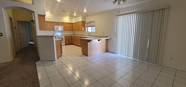 Foto del edificio - UNFURNISHED GREAT SINGLE FAMILY HOME