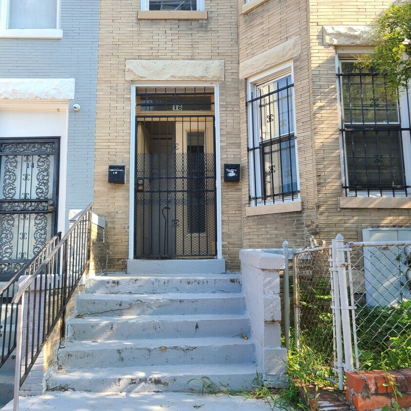 Primary Photo - 16 Todd Pl NE