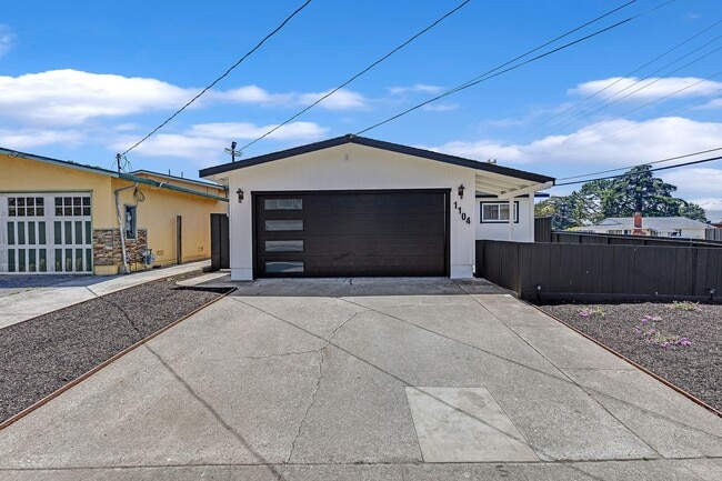 Building Photo - Bright Pacifica Corner Home with Modern Co...