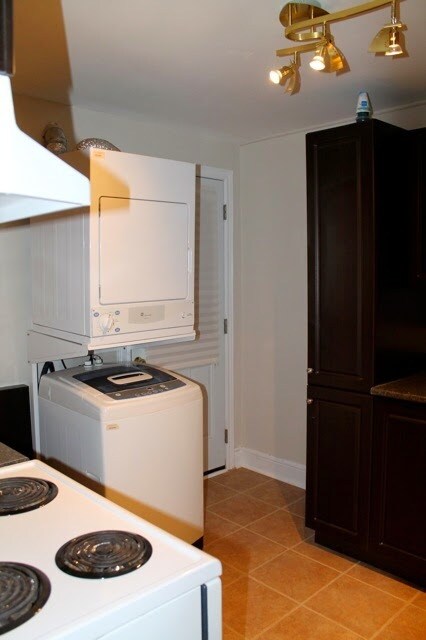 Building Photo - 453 Main St W