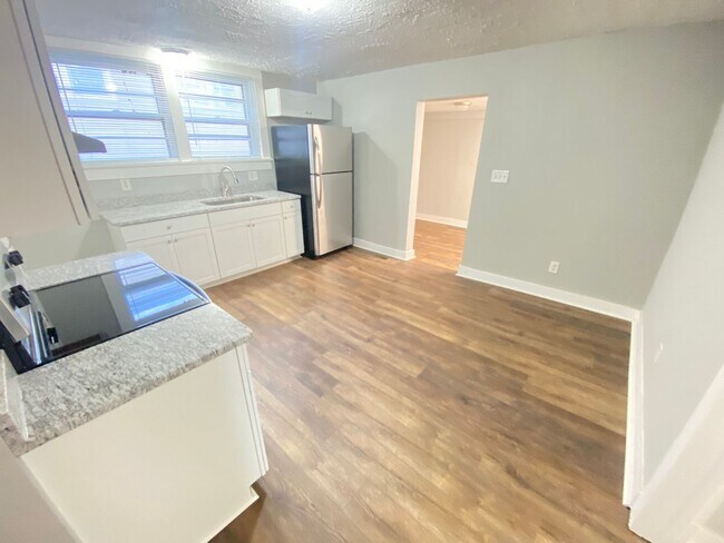 Building Photo - Fully Remodeled 2022 2bd/1ba House close t...