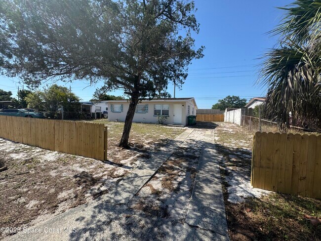 Foto del edificio - 2415 Sadler Ln