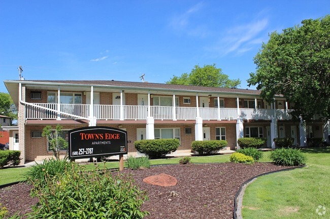 Building Photo - Town's Edge Apartments