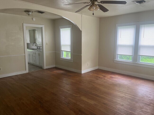 Foto del edificio - Welcome to this charming 2-bedroom, 1-bath...