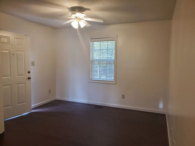 Building Photo - NEW LISTING! 3 Bedroom/ 2 Full Bath Home L...