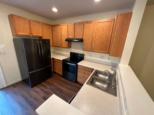 Building Photo - Great 2 Bedroom 2.5 Bath in Ridge Creek!