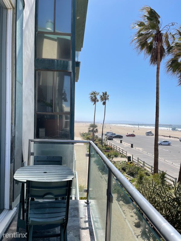 Foto del edificio - 3215 Ocean Front Walk