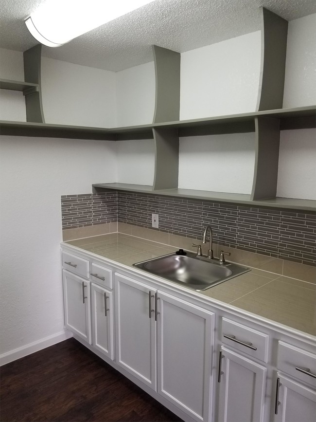 Building Photo - 6110 Glenmont Dr