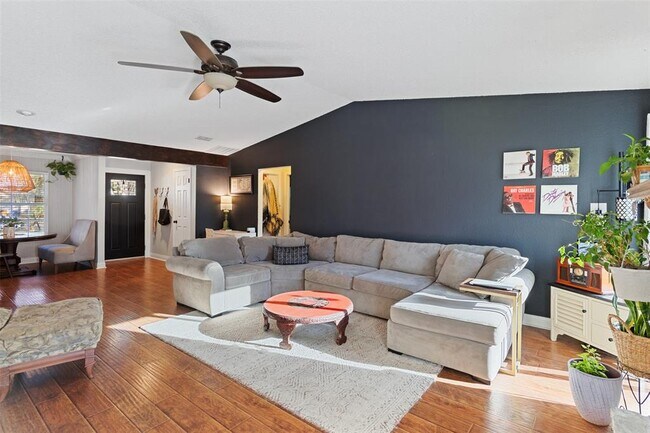 Foto del edificio - 3909 Holt Dr