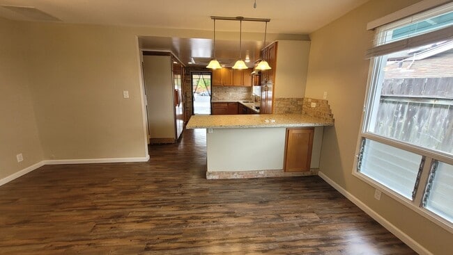 Building Photo - Beautiful 4bd, 2bath Unit w/2 car garage 2...