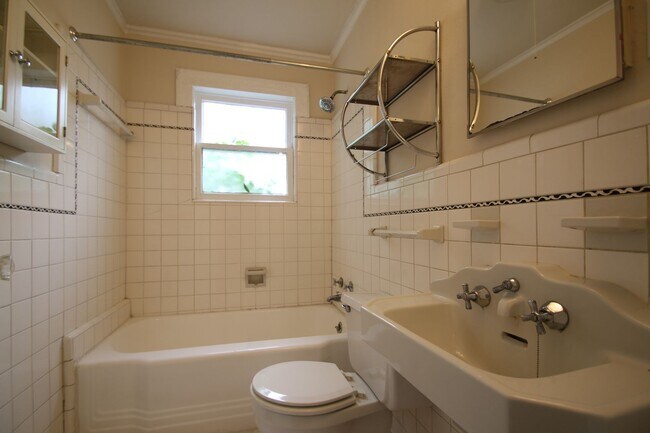Foto del edificio - Charming 2/1 Downstairs Apartment Unit w/ ...
