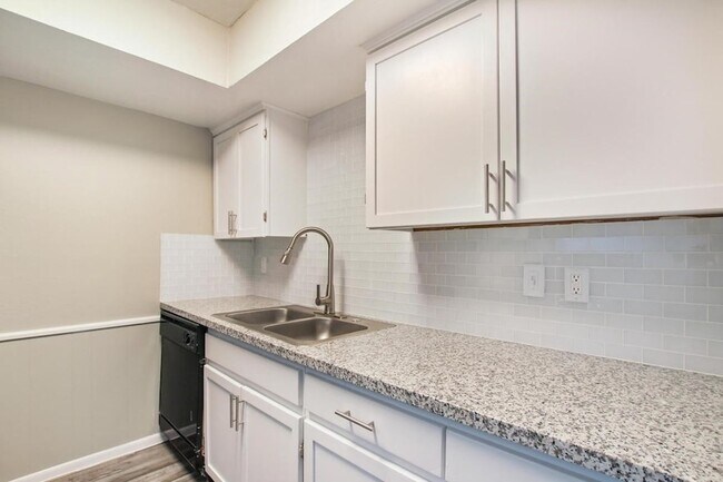 Building Photo - 1212 Hampshire Ln