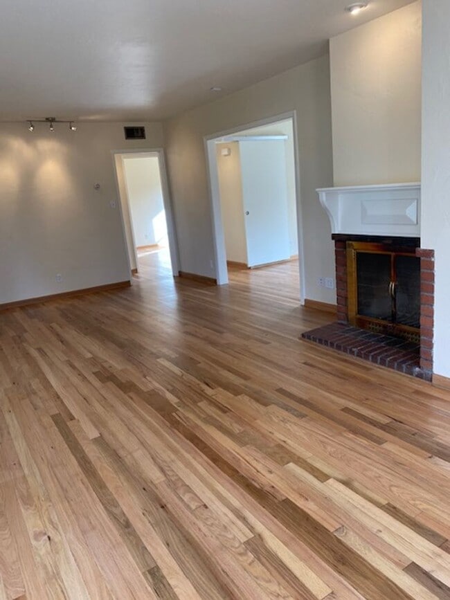 Building Photo - 2 Bedroom and 1 Bathroom Old Southwest Reno Home