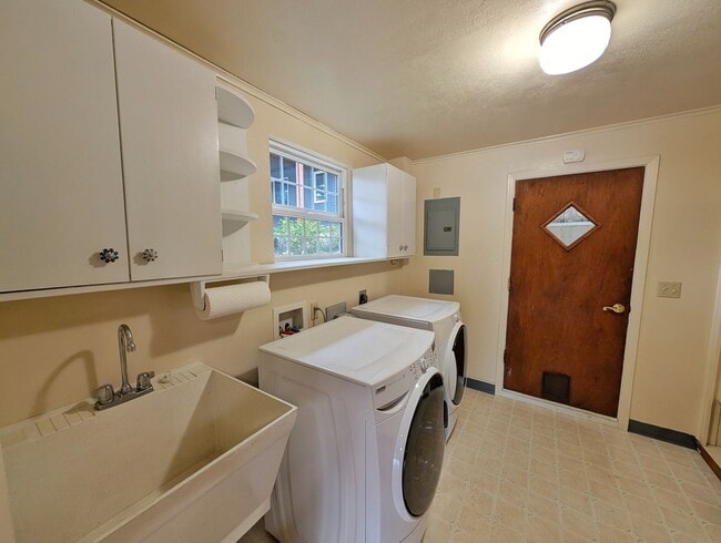 Building Photo - Unfurnished, 3Bd/2Ba+Den Auke Bay Home, Lo...