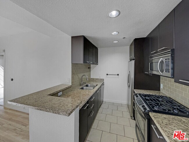 Foto del edificio - 585 N Rossmore Ave