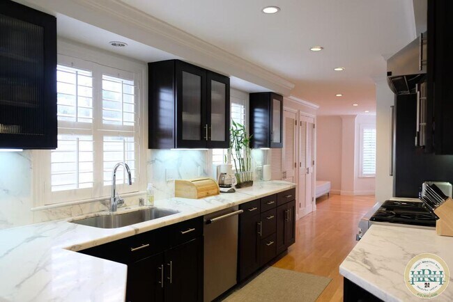 Foto del edificio - Spacious 2-Bedroom Condo with Private Roof...