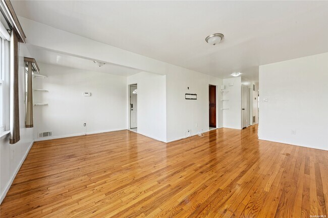 Foto del edificio - 24-17 Parsons Blvd