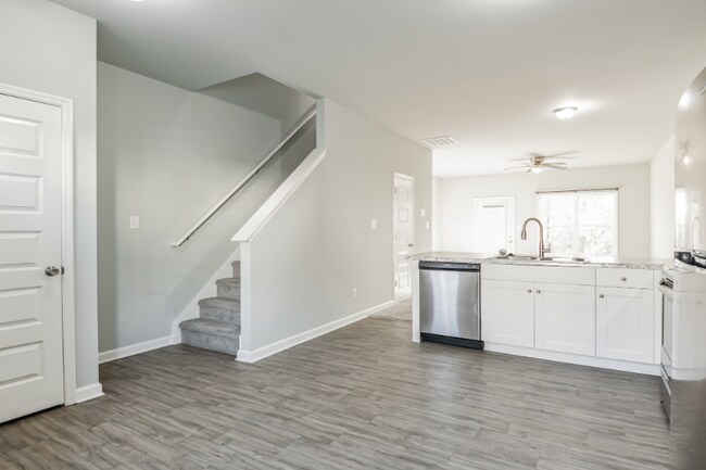 Building Photo - 131 Buckhorn Ave