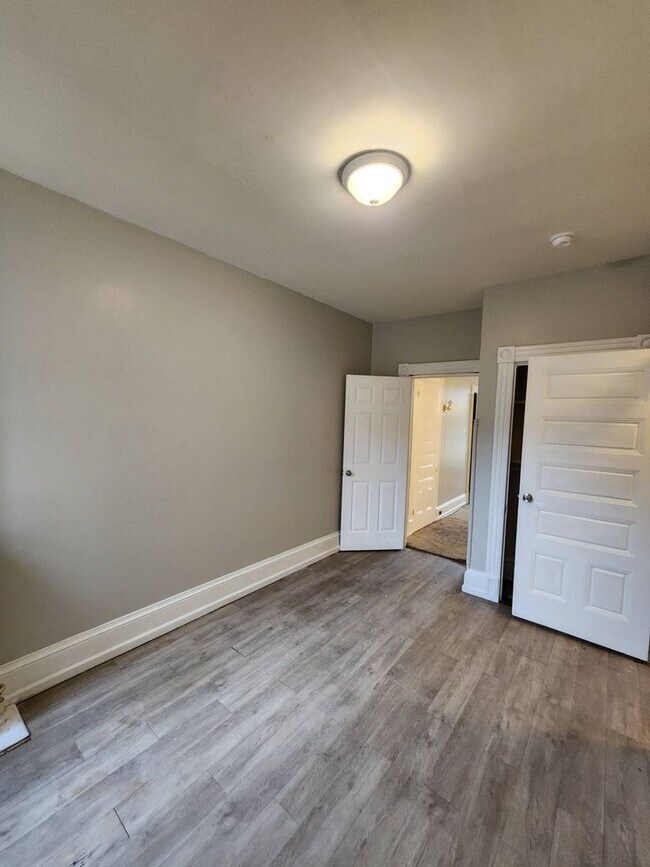 Foto del edificio - 5 Bedroom home available now!