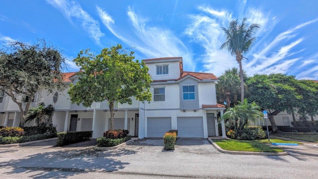 Foto del edificio - 2056 Alta Meadows Ln