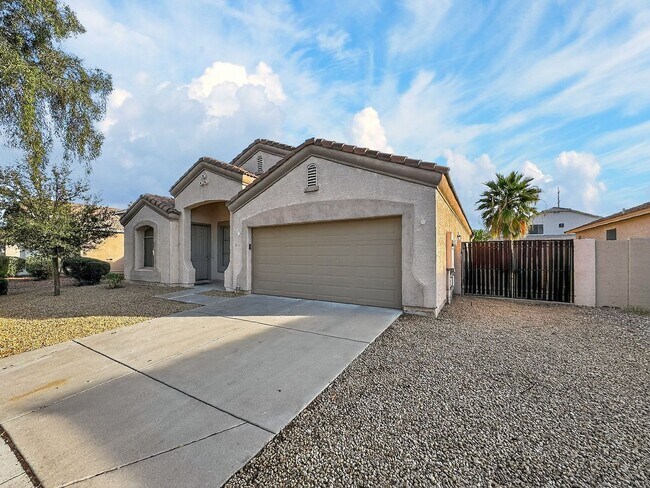 Foto del edificio - Single-level 4 bed, 2 bath home with tandem 3-car garage and RV gate.