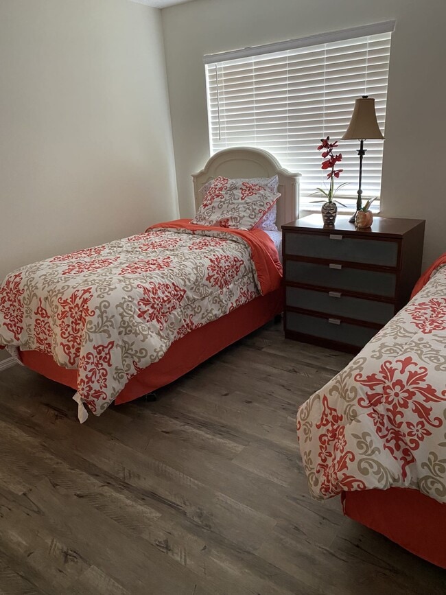 Foto del edificio - 7350 Oak Meadows Cir