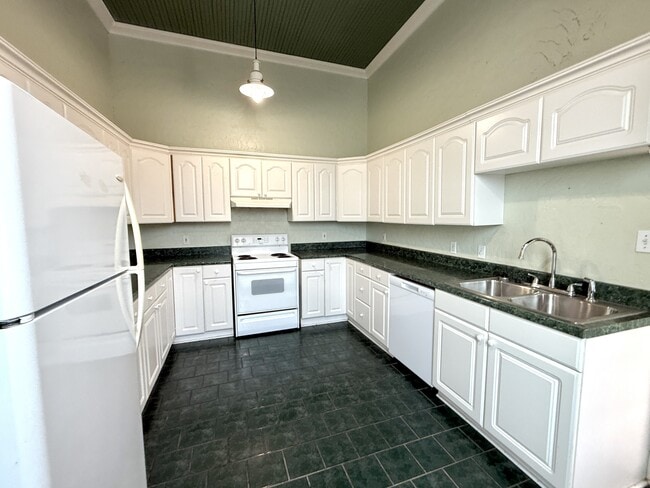 Foto del edificio - 126 W Main St