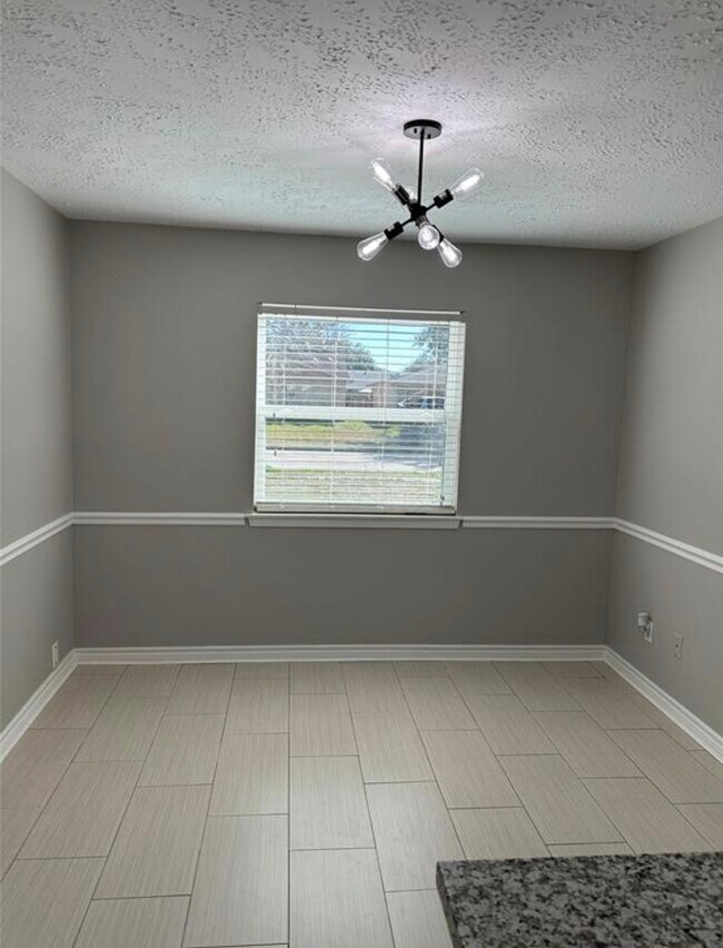 Foto del edificio - 2318 Aprilmont Dr